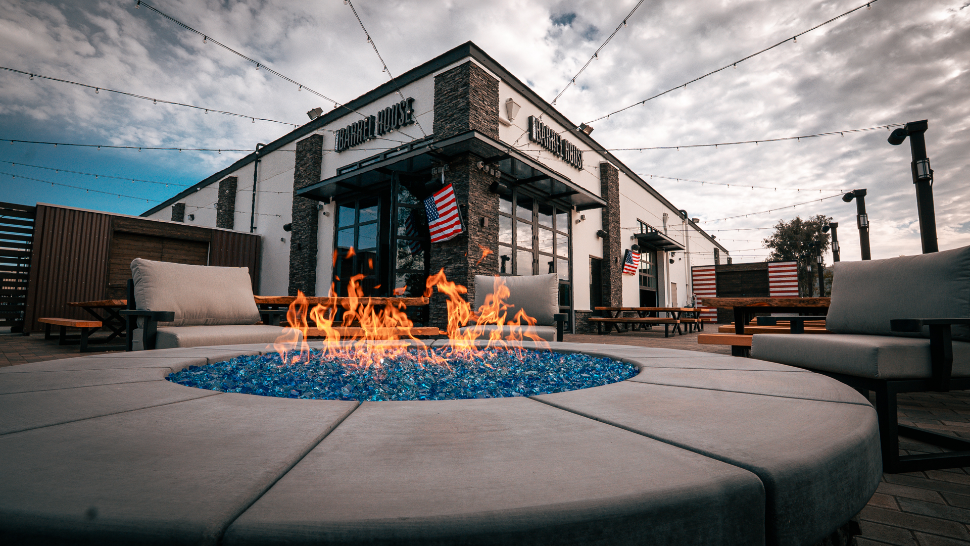 Hendo's Barrel House outdoor fire pit patio